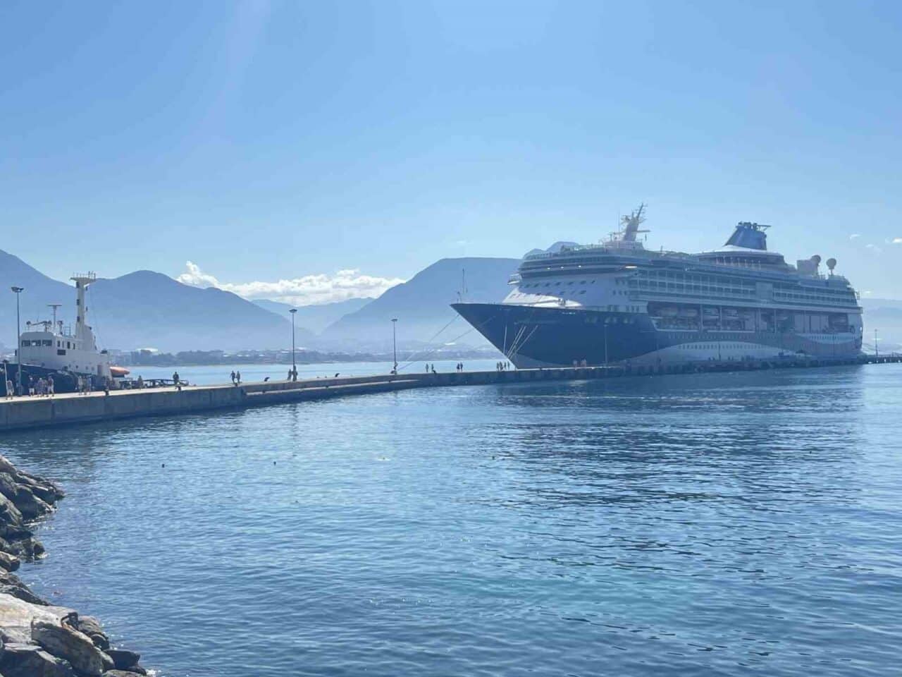 Bahama bandıralı "Marella Discovery 2" kruvaziyeri, Alanya'ya sabah saatlerinde gelerek