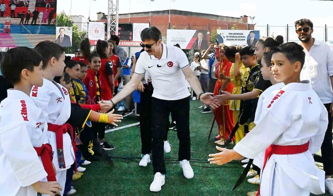 Bahçelievler Stadyumu’nda GSB Spor Okulları'nın açılışı yapıldı. Gençlik ve Spor