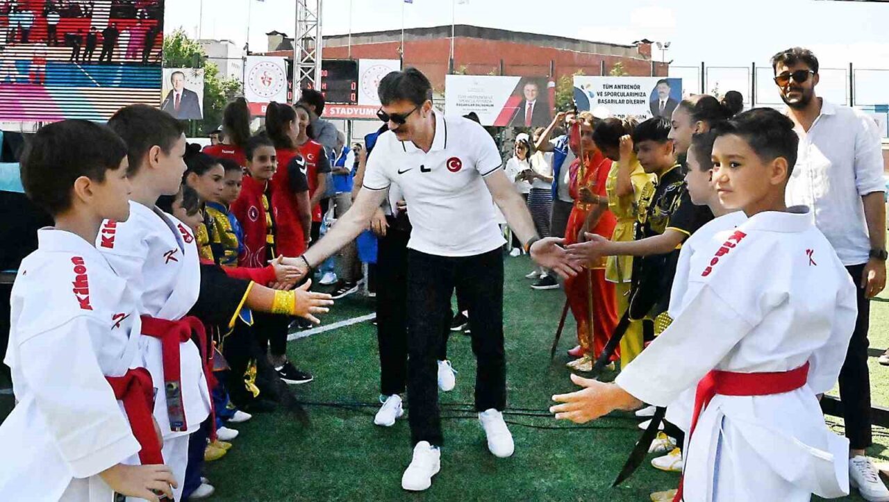 Bahçelievler Stadyumu’nda GSB Spor Okulları'nın açılışı yapıldı. Gençlik ve Spor
