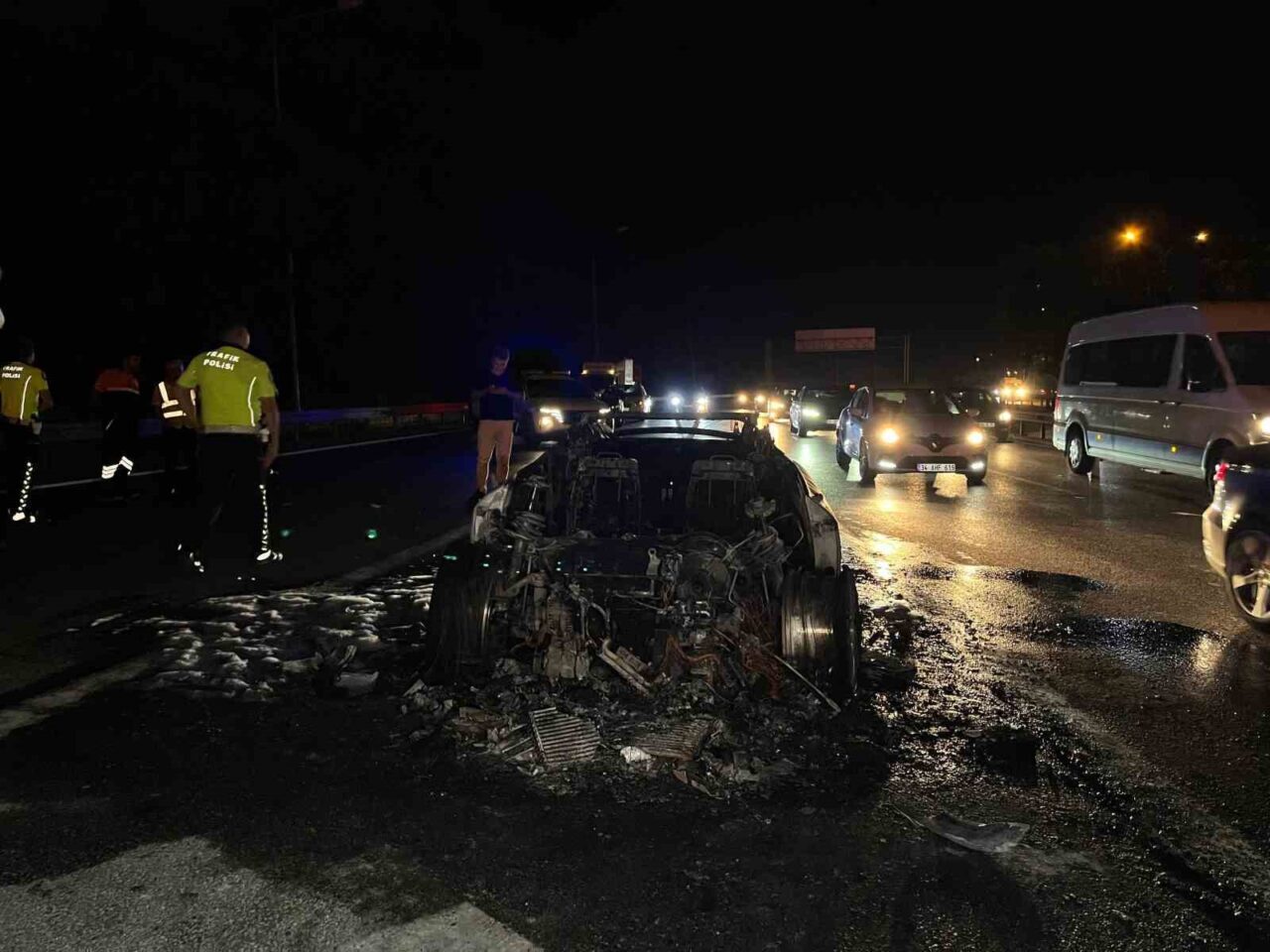 İstanbul Bahçelievler'de motorundaki ses nedeniyle park eden Ümit Kartal'ın lüks