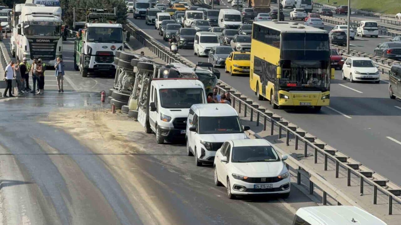 Bahçelievler'de Ramazan Begik'in kullandığı beton mikserinin devrilmesi sonucu yan yol