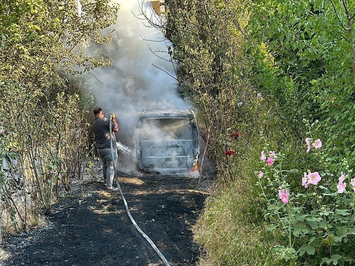 Osmaniye'nin Hasanbeyli ilçesinde bir vatandaşın bahçesindeki otları yakma girişimi, rüzgarın