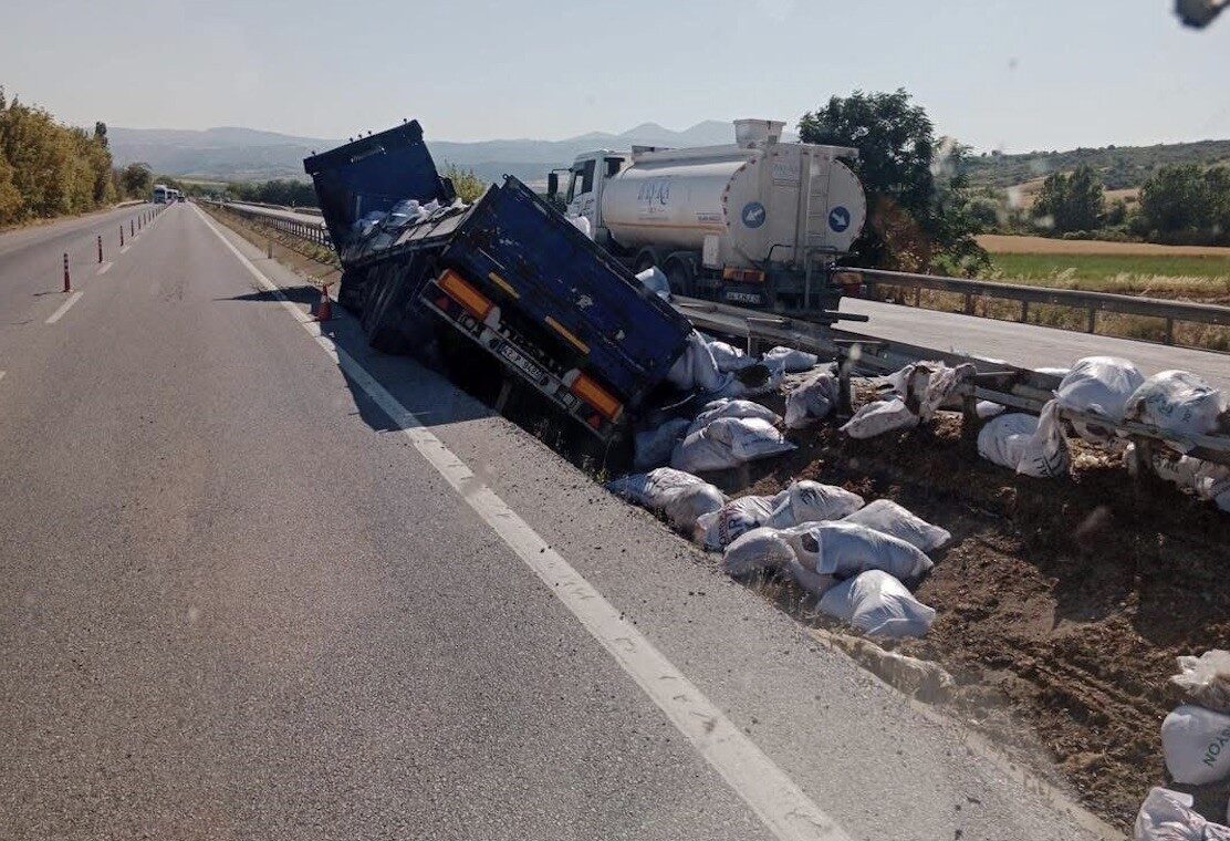 Balıkesir’in Susurluk ilçesinde bir tır, sürücüsünün direksiyon hakimiyetini kaybetmesi sonucu