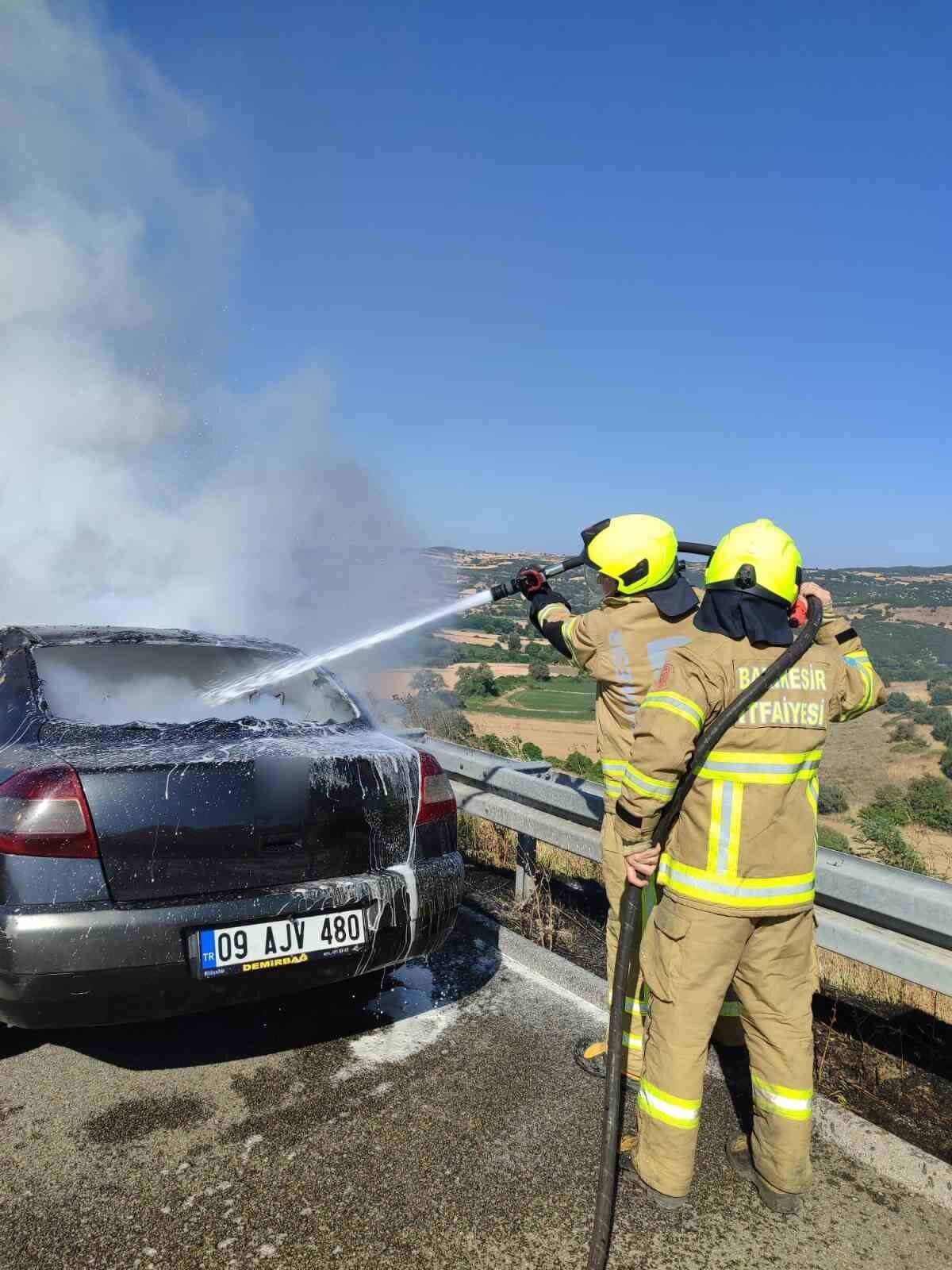 Balıkesir'de İstanbul-İzmir otoyolunda bir otomobil yangınında 09 AJN 480 plakalı