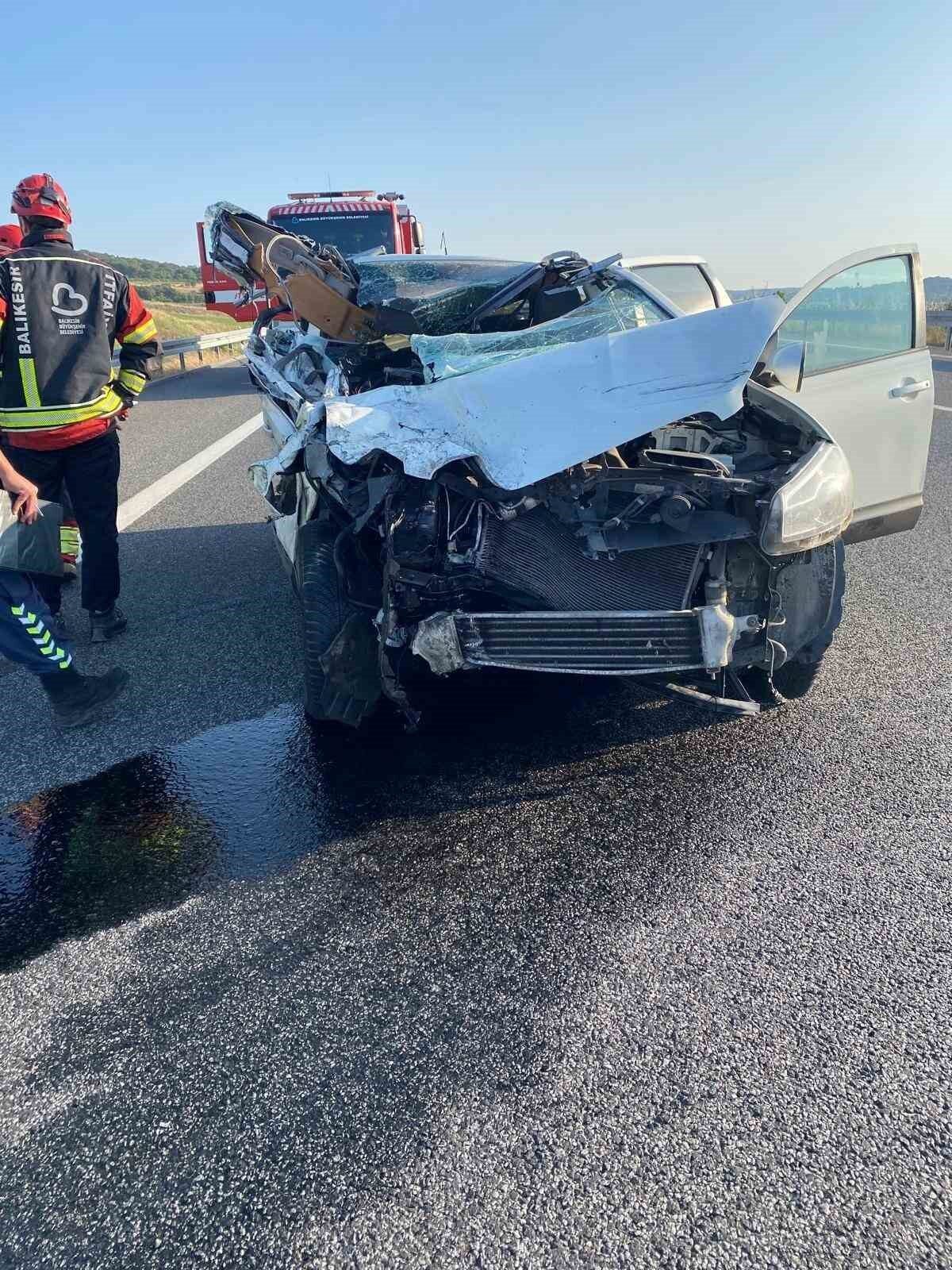 Balıkesir'de Savaştepe kavşağında K.D. yönetimindeki otomobil, Y.S. kontrolündeki tıra çarparak