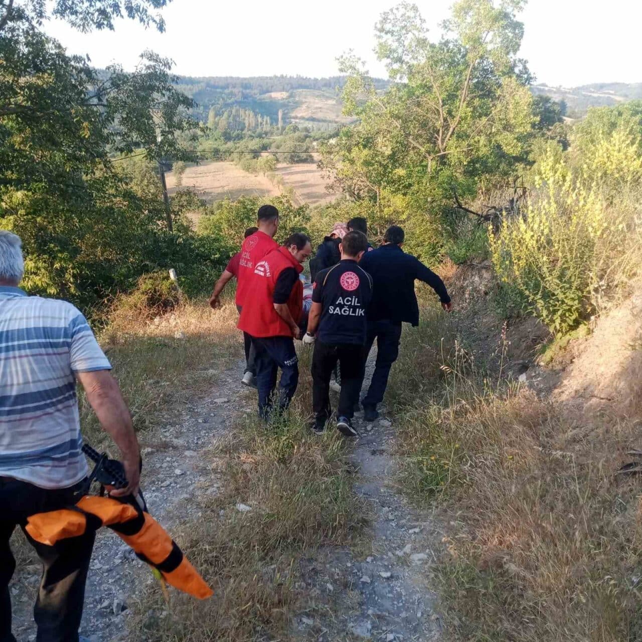 Balıkesir'in Altıeylül ilçesinde tarla sürerken traktörünü şarampole düşüren F.Ç., yaralı