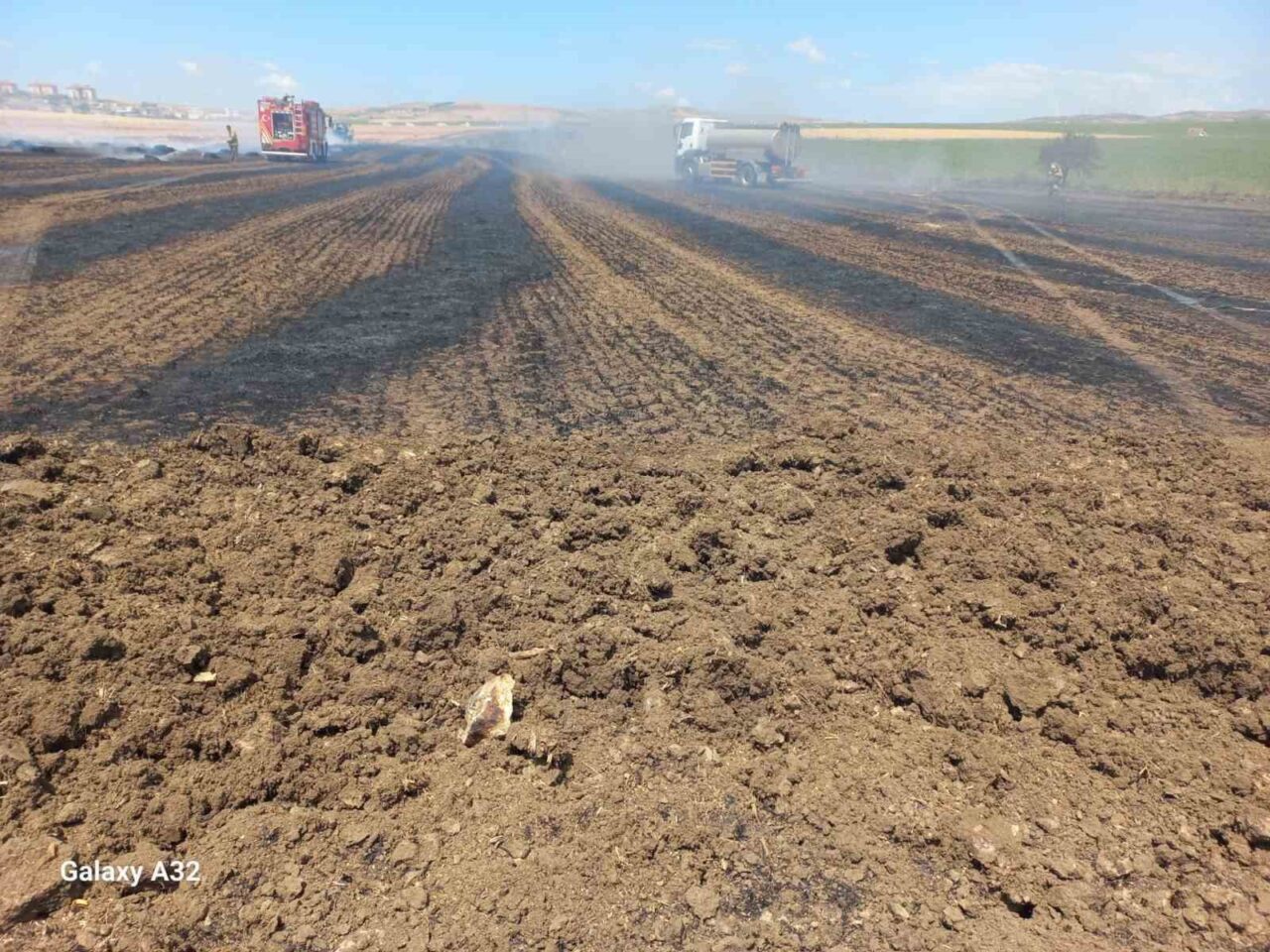 Balıkesir'in Bandırma ilçesindeki Kayacık Mahallesi kırsalında çıkan yangın, rüzgar nedeniyle