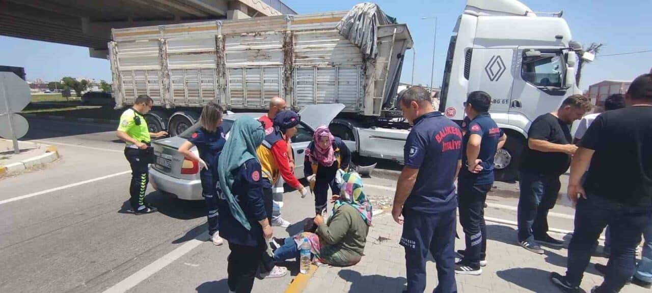 Balıkesir'in Bandırma ilçesindeki Korozman Kavşağı'nda otomobil ile çekicinin çarpışması sonucu
