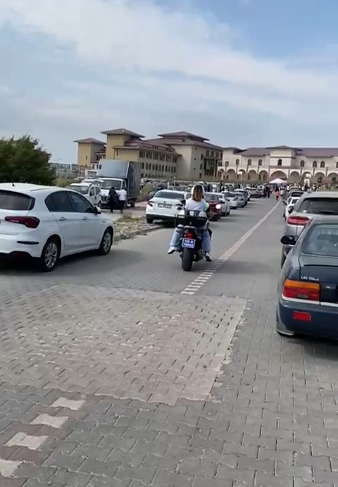 Balıkesir'in Bandırma ilçesinde üniversite sınavına yetişemeyen bir öğrenci, polis ekiplerinin