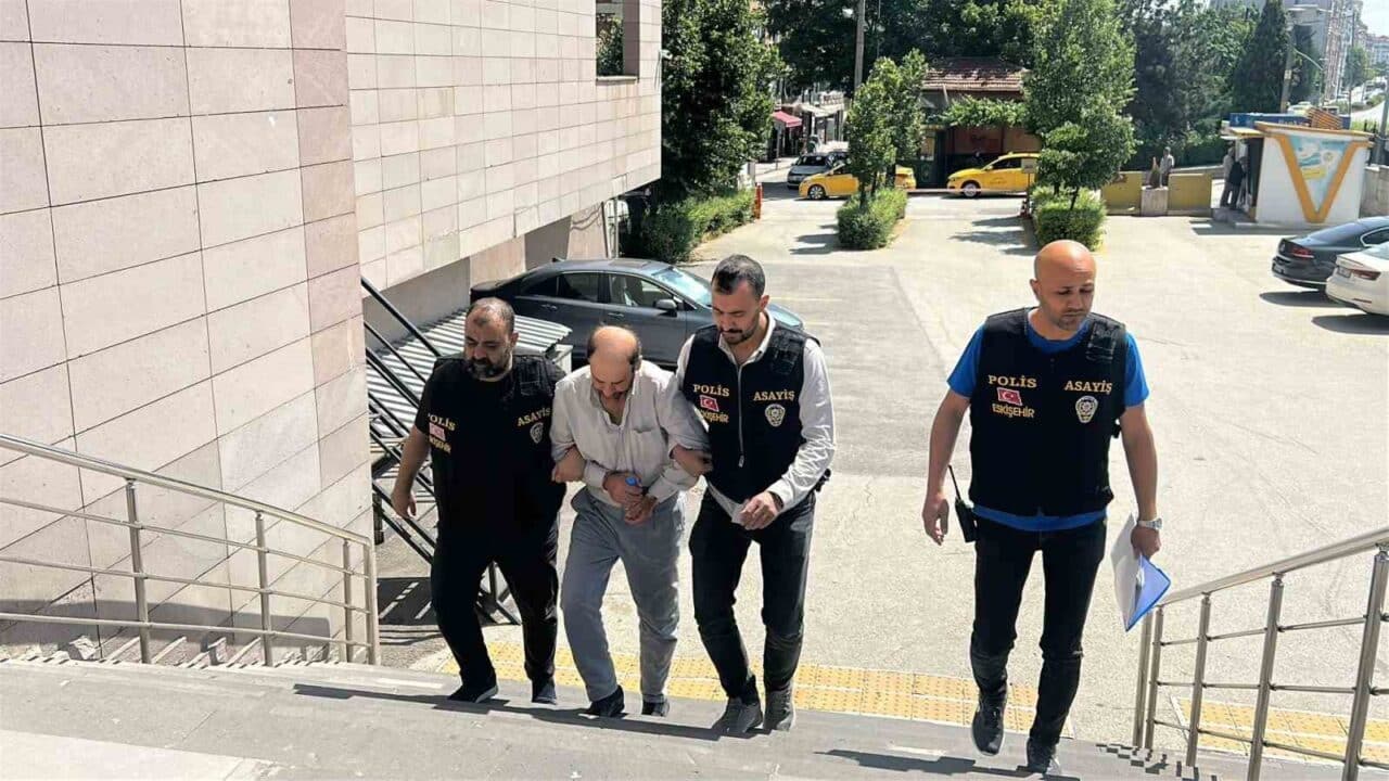 Eskişehir'de kredi başvurusu reddedilen Selim T. (58), pompalı tüfekle bankayı