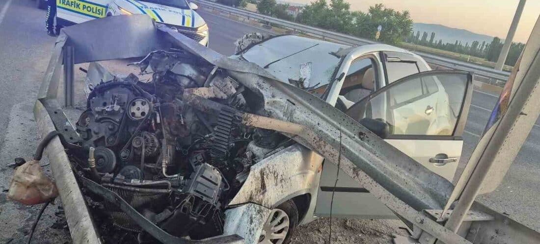 Eskişehir'de M.Ç.A. yönetimindeki otomobil, direksiyon hakimiyetinin kaybolması sonucu bariyerlere çarptı.