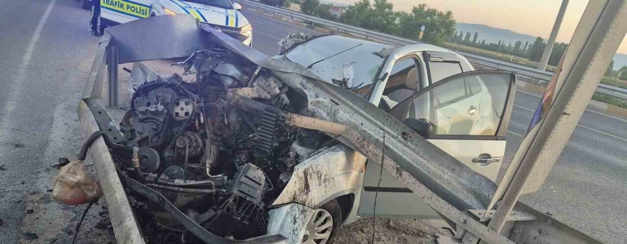 Eskişehir'de M.Ç.A. yönetimindeki otomobil, direksiyon hakimiyetinin kaybolması sonucu bariyerlere çarptı.