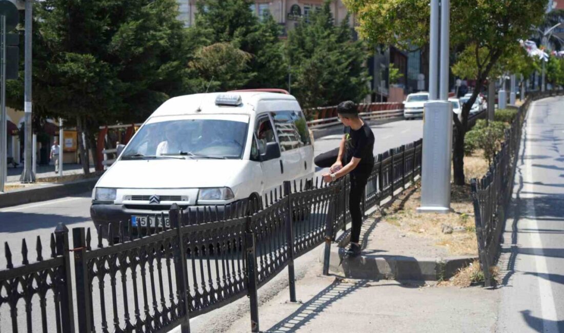 Samsun'un 19 Mayıs Bulvarı'nda, yayalar yaya geçitlerini kullanmayarak bariyerleri aşmaya