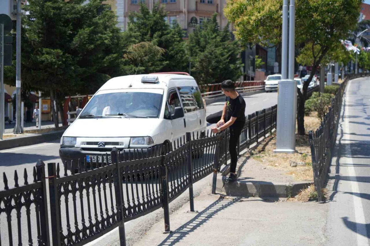 Samsun'un 19 Mayıs Bulvarı'nda, yayalar yaya geçitlerini kullanmayarak bariyerleri aşmaya