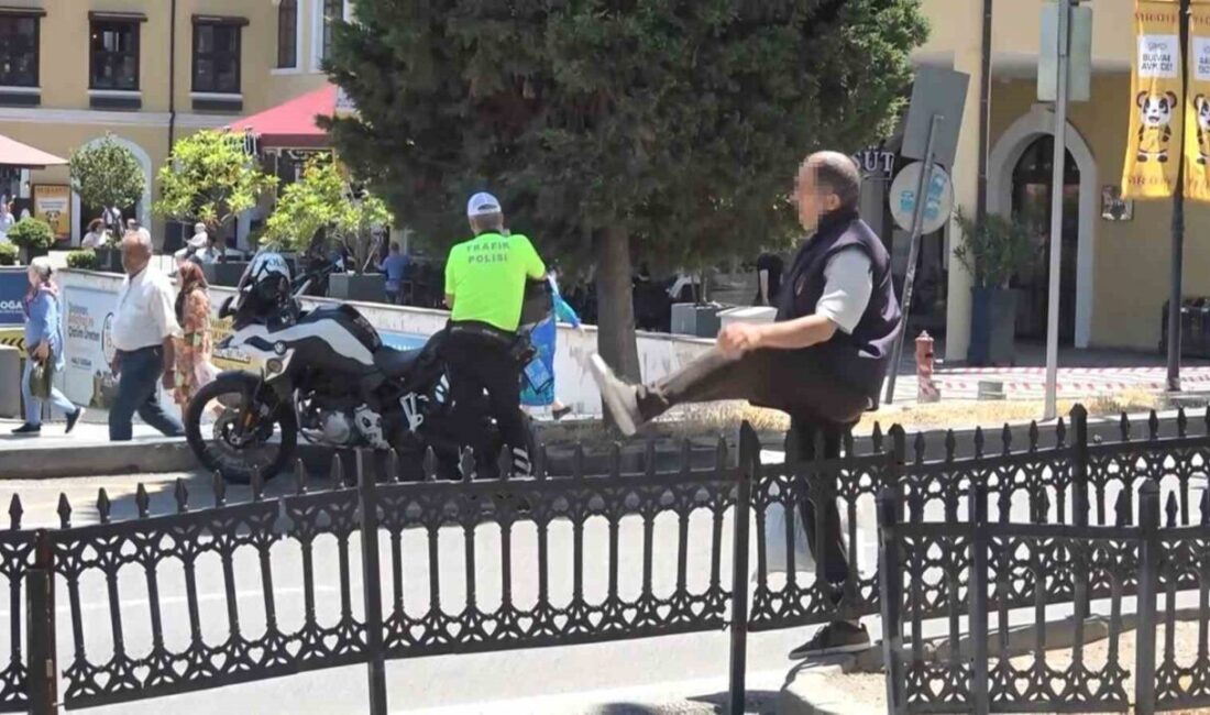 Samsun’un 19 Mayıs Bulvarı’nda, yenilenen bariyerlere rağmen yolda yürüyenlere polis