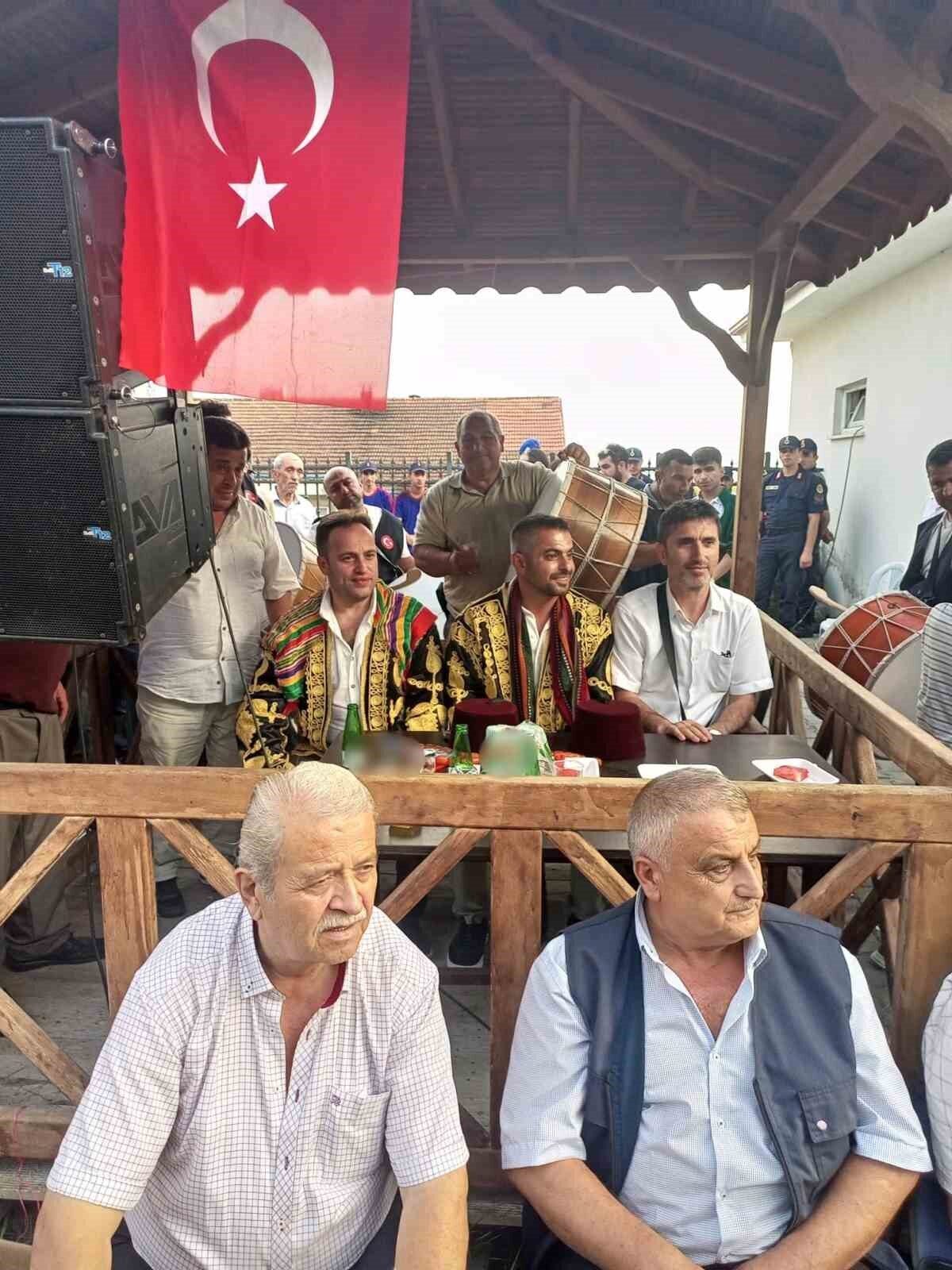 Bartın'da, 204'üncüsü düzenlenen geleneksel Karakucak Güreşleri'nde 150'den fazla sporcu mücadele