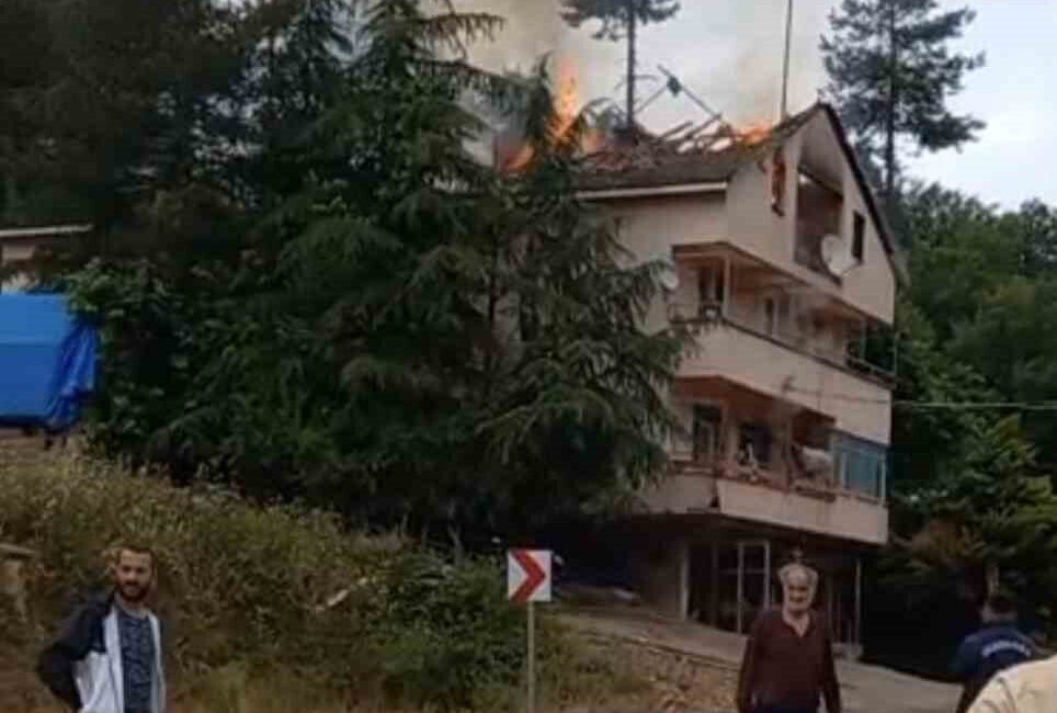 Bartın'ın Aydınlar köyünde Satı Baloğlu'na ait bir evin çatısında çıkan