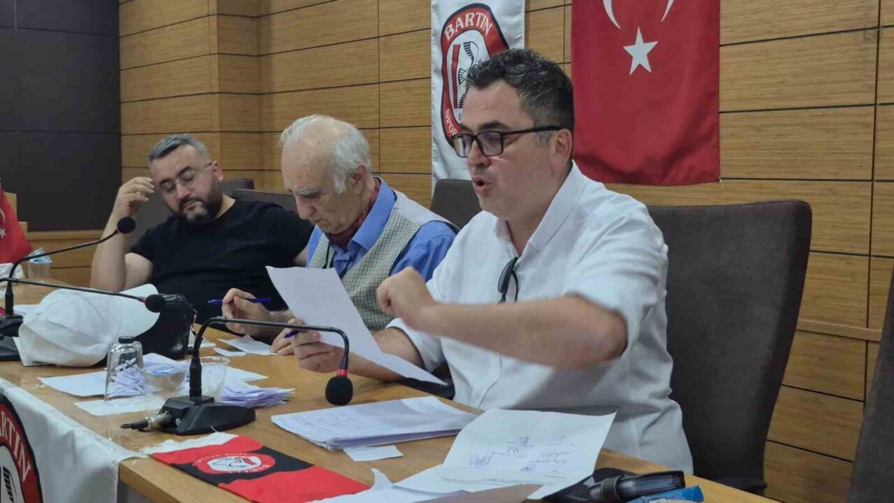 Bartınspor'un olağanüstü genel kurulunda gergin anlar yaşandı. Toplantıda, eski üyelerin