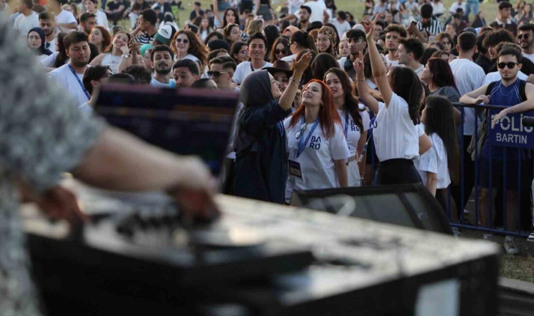 Bartın Üniversitesi'nde geleneksel olarak düzenlenen BARÜFEST'25, sanat sergileri, spor turnuvaları