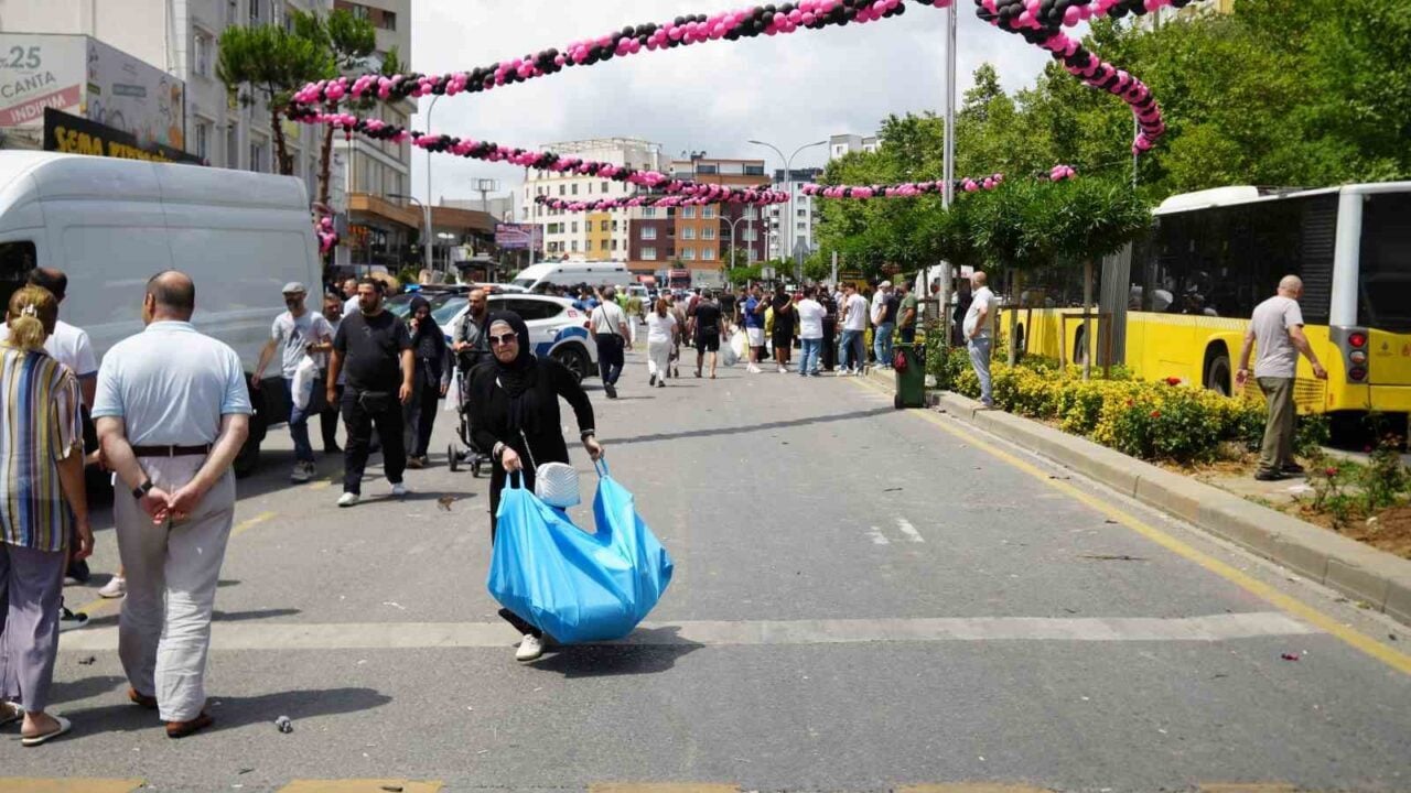 Başakşehir'deki bir zücaciye mağazası, açılışında ürünlerini 100 TL'den satışa sundu.