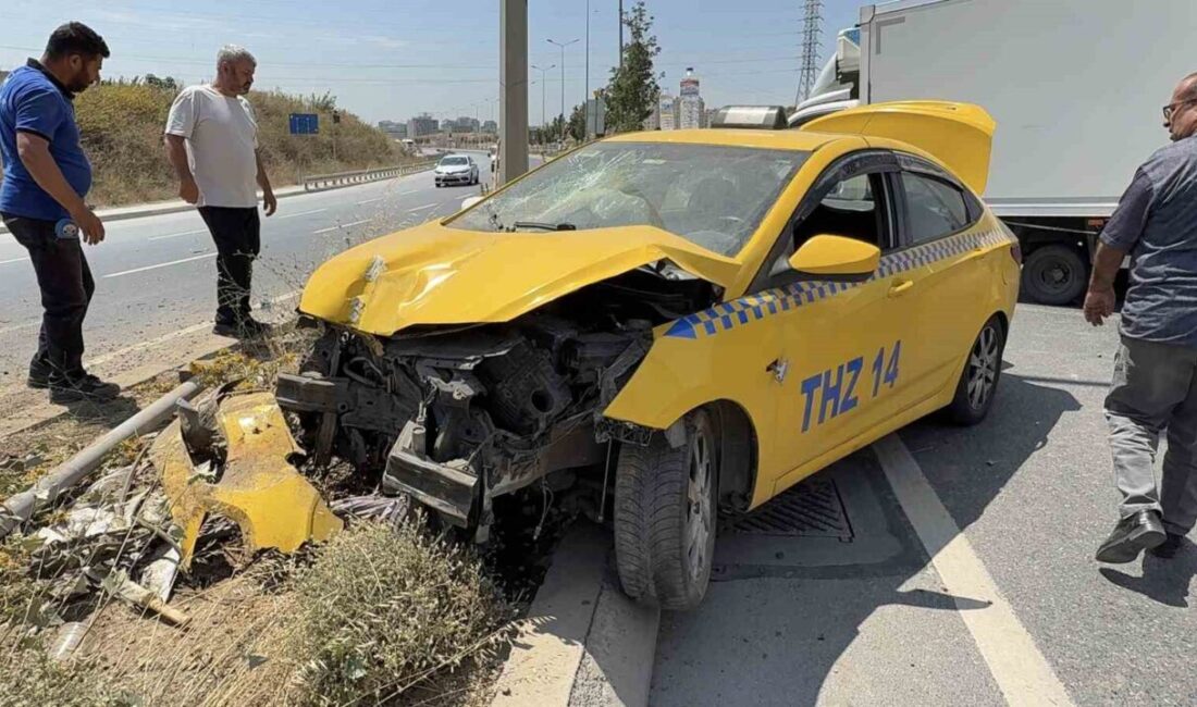 İstanbul'un Başakşehir ilçesinde, direksiyon hakimiyetini kaybeden bir taksi refüje çıkarak
