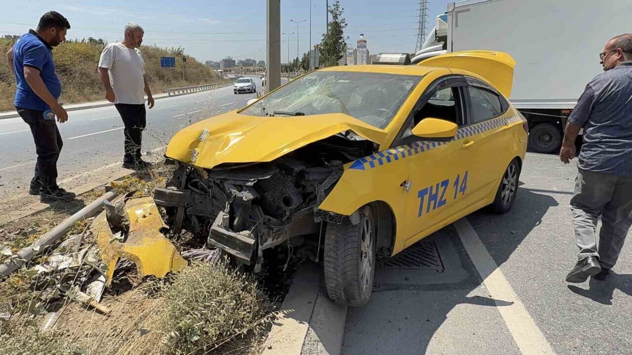 İstanbul'un Başakşehir ilçesinde, direksiyon hakimiyetini kaybeden bir taksi refüje çıkarak
