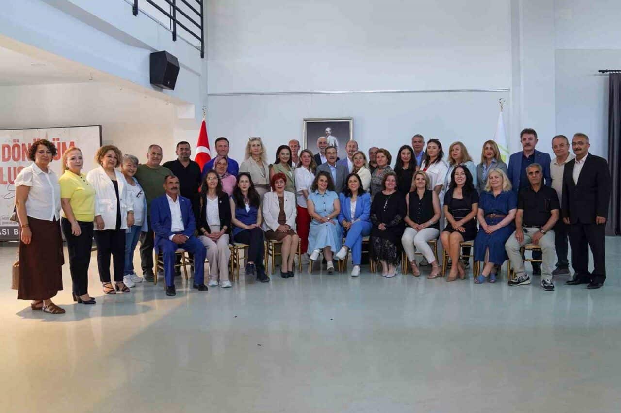 Tepebaşı Belediye Başkanı Dt. Ahmet Ataç, muhtarlarla buluşarak, vatandaşların yaşam