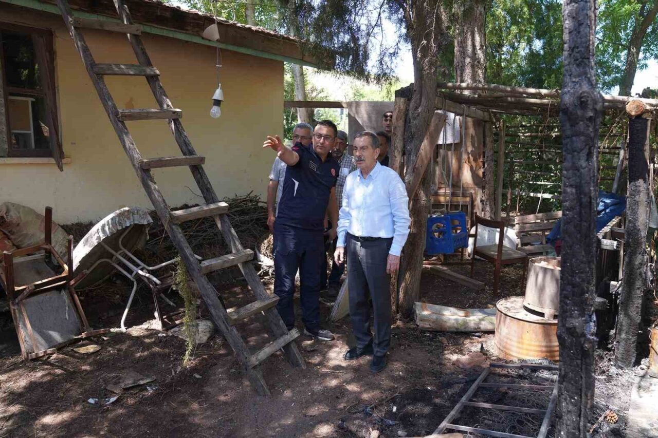 Tepebaşı Belediye Başkanı Dt. Ahmet Ataç, Mollaoğlu Mahallesi'nde çıkan yangın