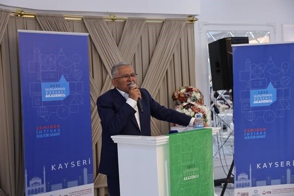 Kayseri Büyükşehir Belediye Başkanı Dr. Memduh Büyükkılıç, uluslararası öğrencilerle bayramlaşma
