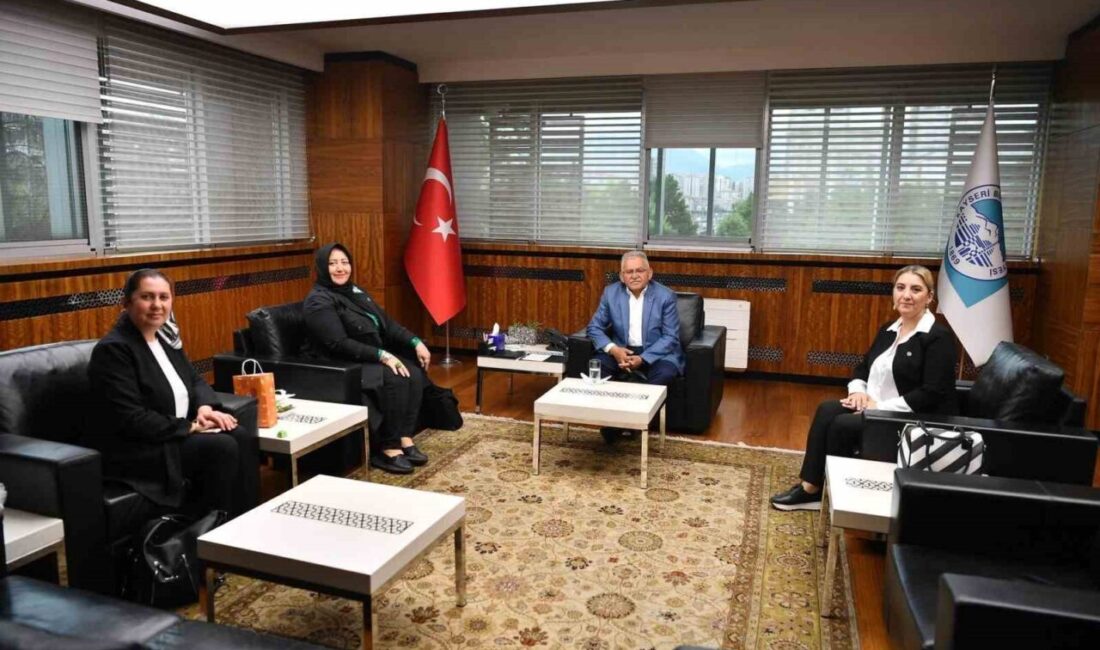 Kayseri Büyükşehir Belediye Başkanı Dr. Memduh Büyükkılıç, çeşitli temsilcileri makamında