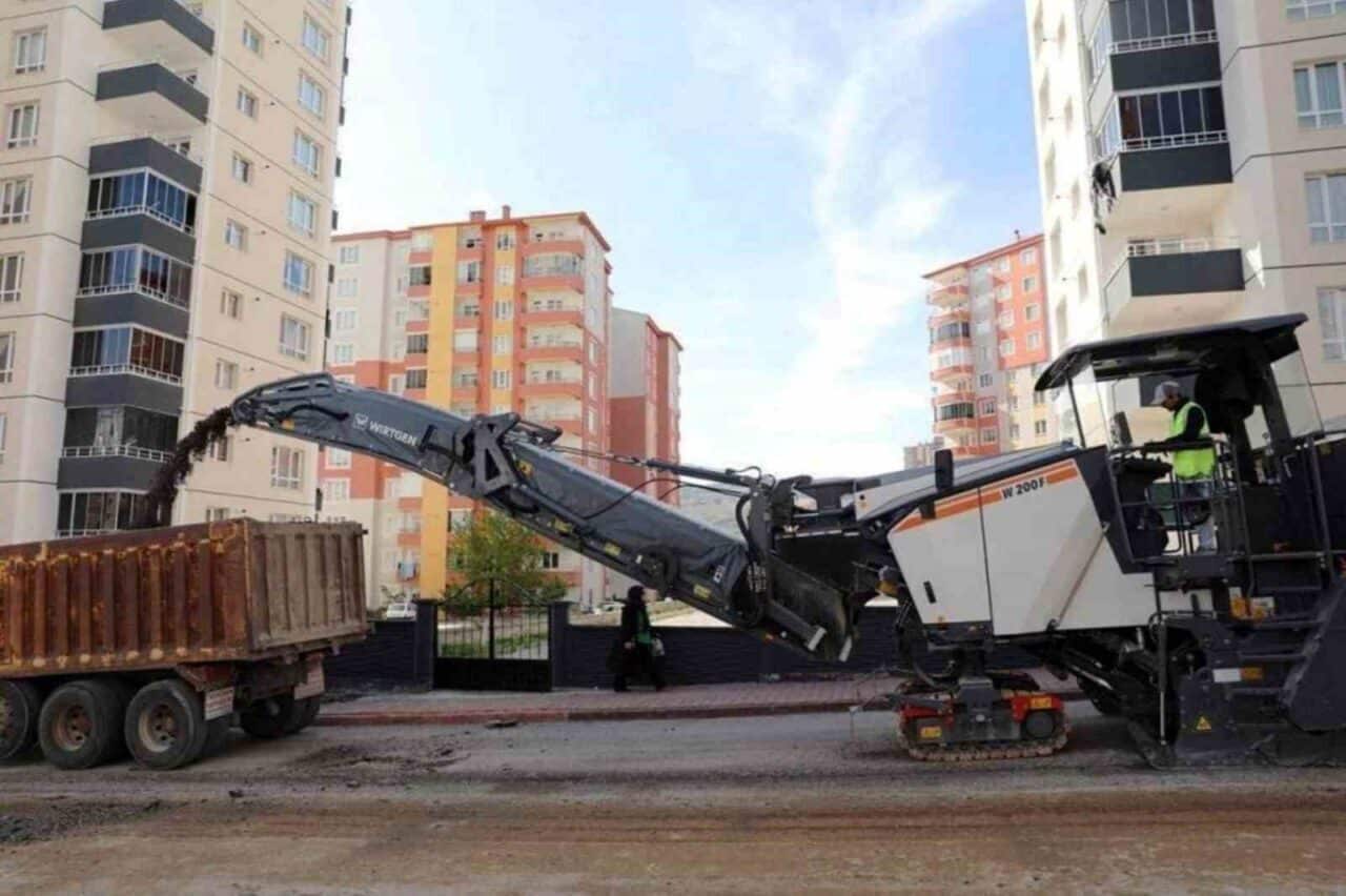 Kocasinan Belediyesi, Kayseri’deki asfalt freze aracıyla yaptığı çalışmalara devam ediyor.