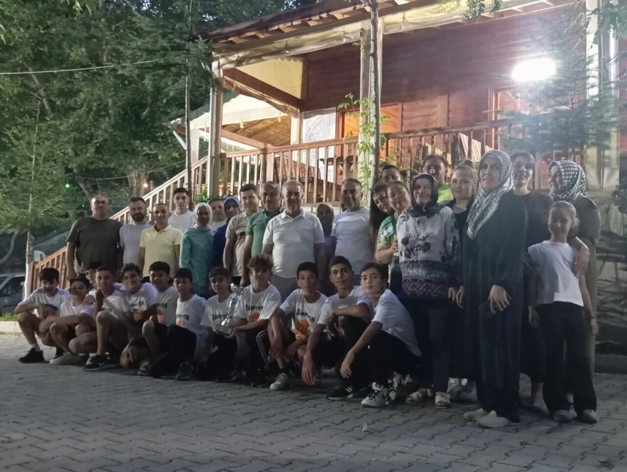 Buharkent Belediye Başkanı Mehmet Erol, U13 kategorisinde şampiyon olan Buharkent