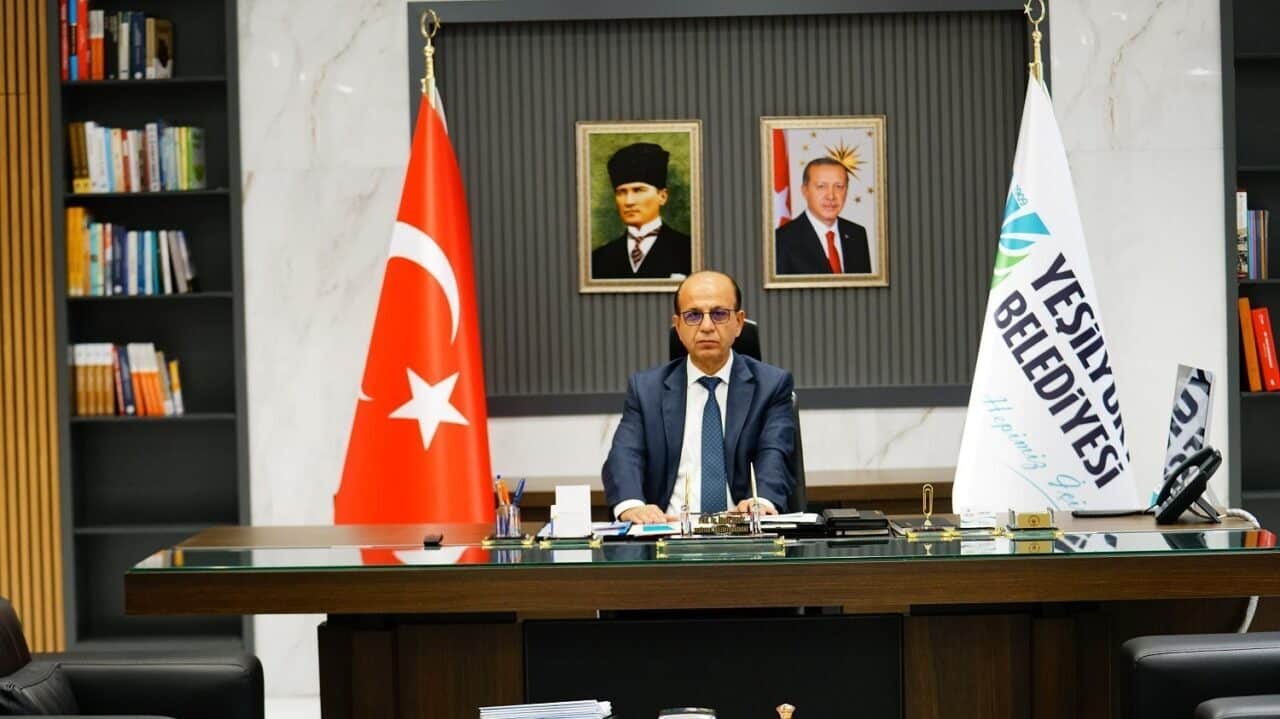Yeşilyurt Belediye Başkanı Prof. Dr. İlhan Geçit, Babalar Günü'nde yayımladığı