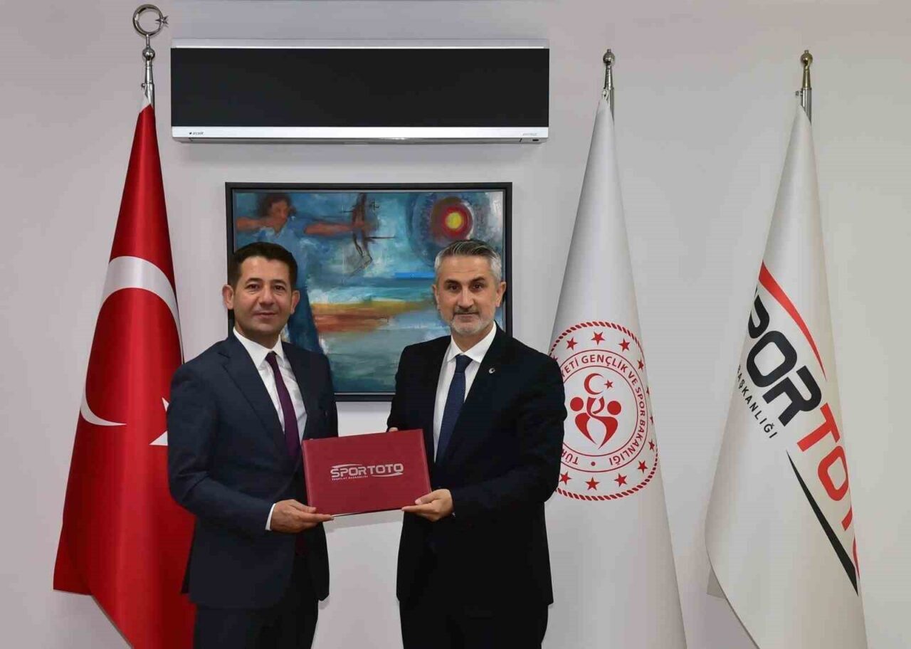 Adana'nın Feke ilçesine, 8 halı saha, 1 gençlik merkezi ve