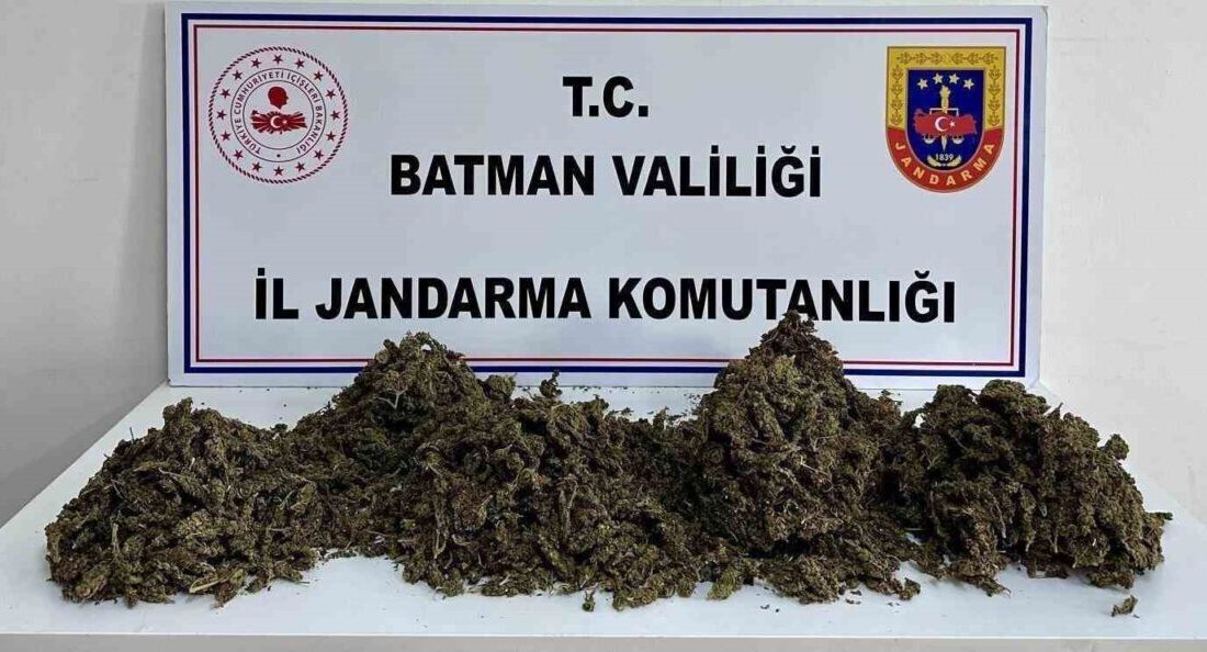 Batman'da, İl Jandarma Komutanlığı'nın yapılan çalışmaları sonucu 4 kilogram uyuşturucu