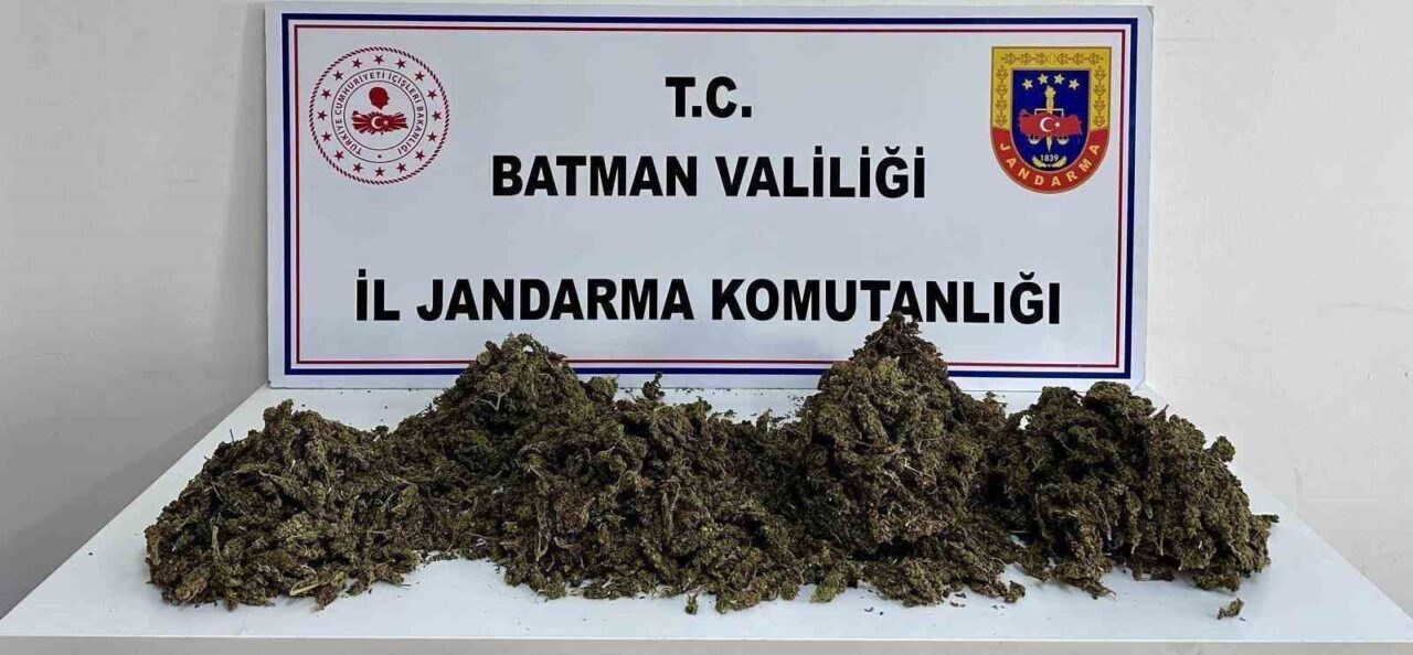 Batman'da, İl Jandarma Komutanlığı'nın yapılan çalışmaları sonucu 4 kilogram uyuşturucu
