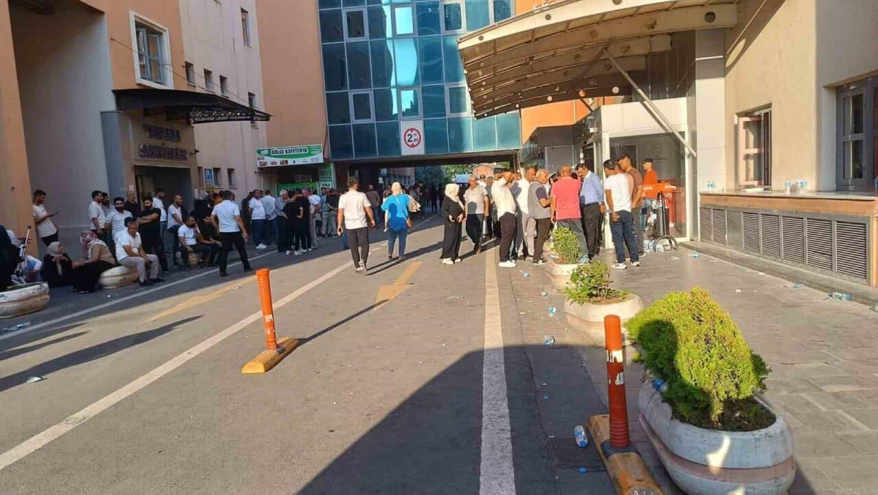 Batman’ın Kozluk ilçesinde düğün için giden ailenin bulunduğu araç, direksiyon