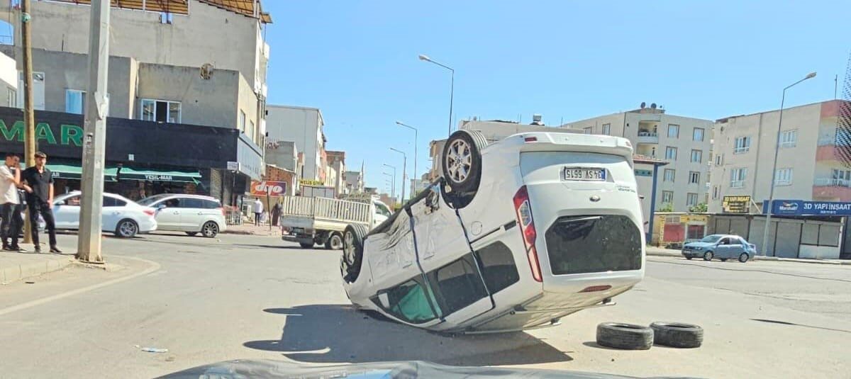Batman'ın Hürriyet Mahallesi'nde hafif ticari araç ile otomobilin çarpışması sonucu
