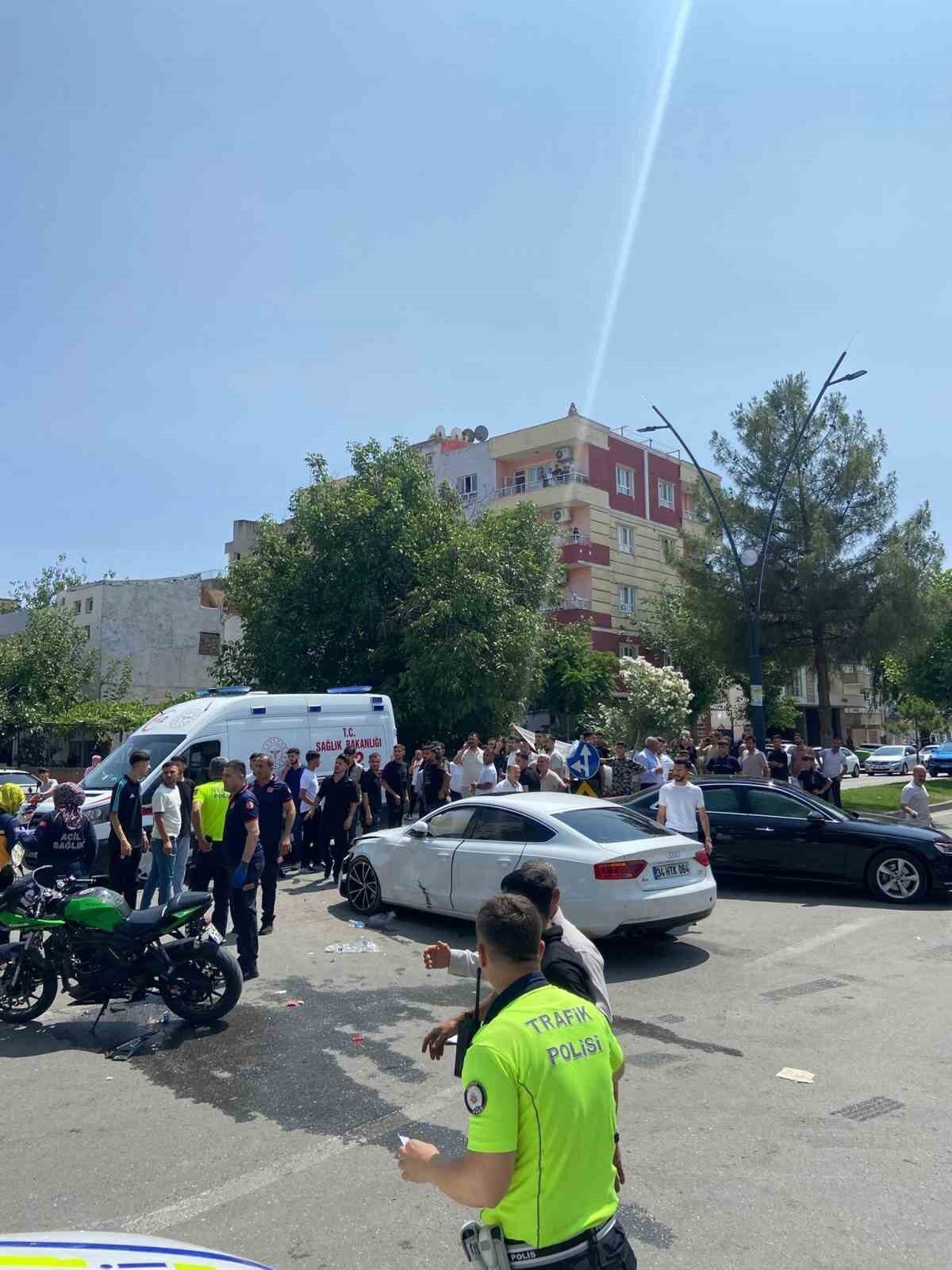Batman’ın Pazaryeri Mahallesi'nde meydana gelen zincirleme trafik kazasında, motosiklet ve