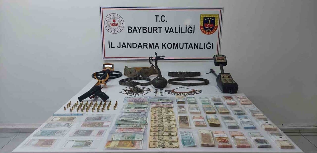 Bayburt Cumhuriyet Başsavcılığı'nın yürüttüğü tarihi eser kaçakçılığı soruşturmasında 22 kişi