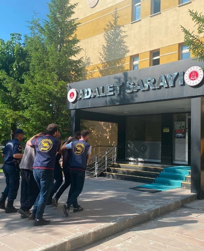 Bayburt'ta Jandarma Suç Araştırma Timi, 2024-2025 yıllarında 40 arı kovanı