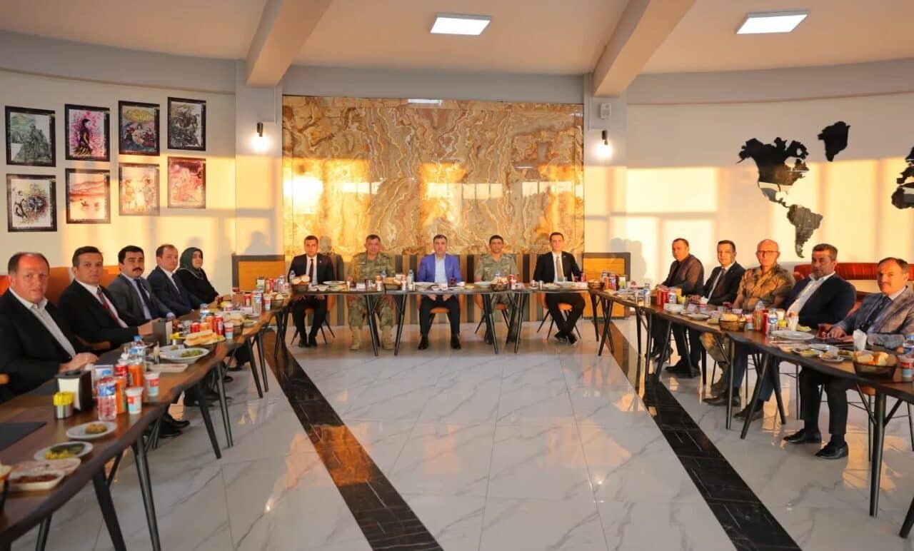 Garnizon Komutanı Topçu Albay Gürol Akkaya, Kaymakam Yasin Şahin ve