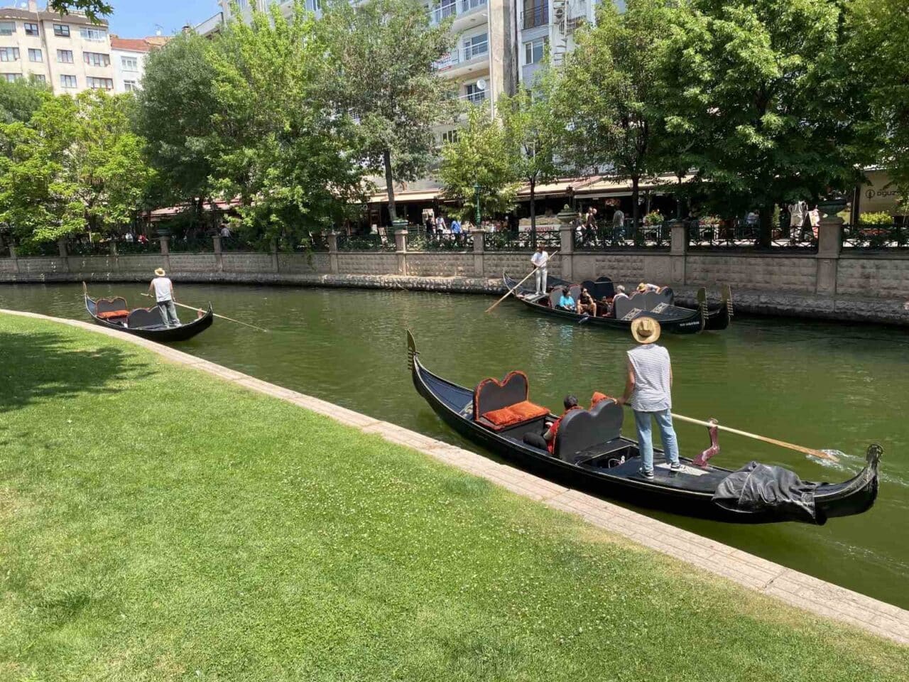 Kurban Bayramı'nda Eskişehir'i ziyaret eden turistler, Porsuk Çayı'ndaki gondol seferlerine