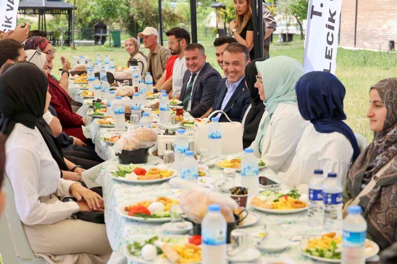 Bilecik Valisi Faik Oktay Sözer, Kurban Bayramı'nda Bilecik Şeyh Edebali