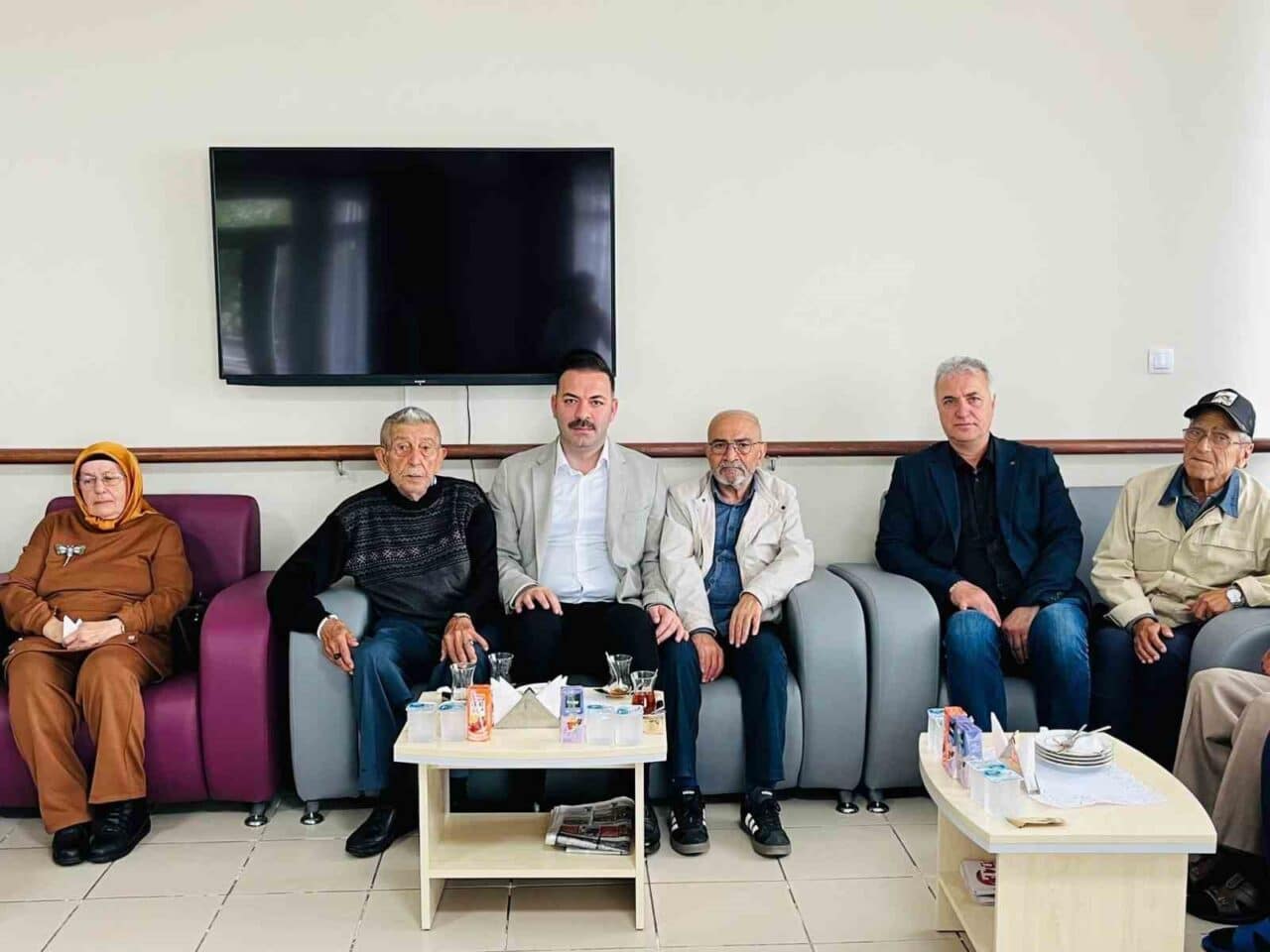 Zonguldak'ta Kurban Bayramı'nın üçüncü gününde huzurevini ziyaret eden AK Parti