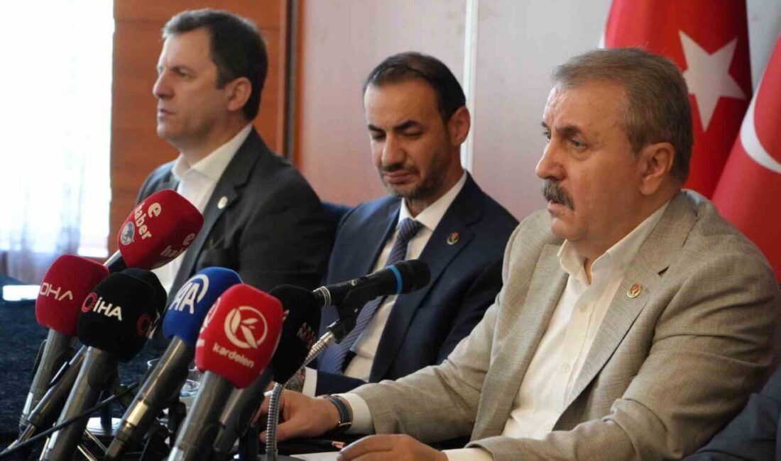 Büyük Birlik Partisi Genel Başkanı Mustafa Destici, Erzurum'da düzenlediği toplantıda