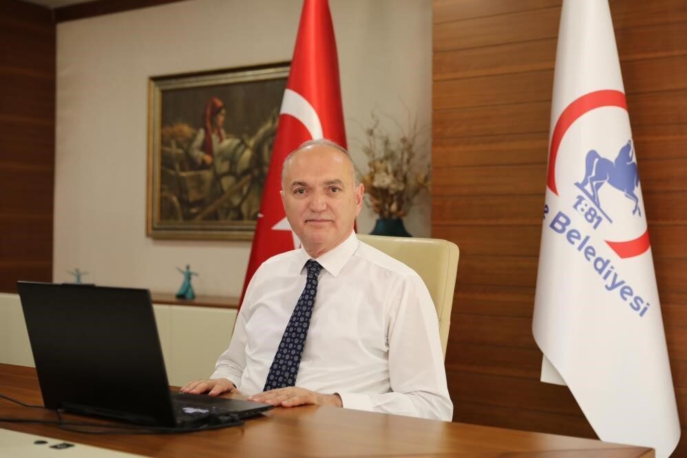 Düzce Belediye Başkanı Dr. Faruk Özlü, bir karikatür dergisinin Peygamber