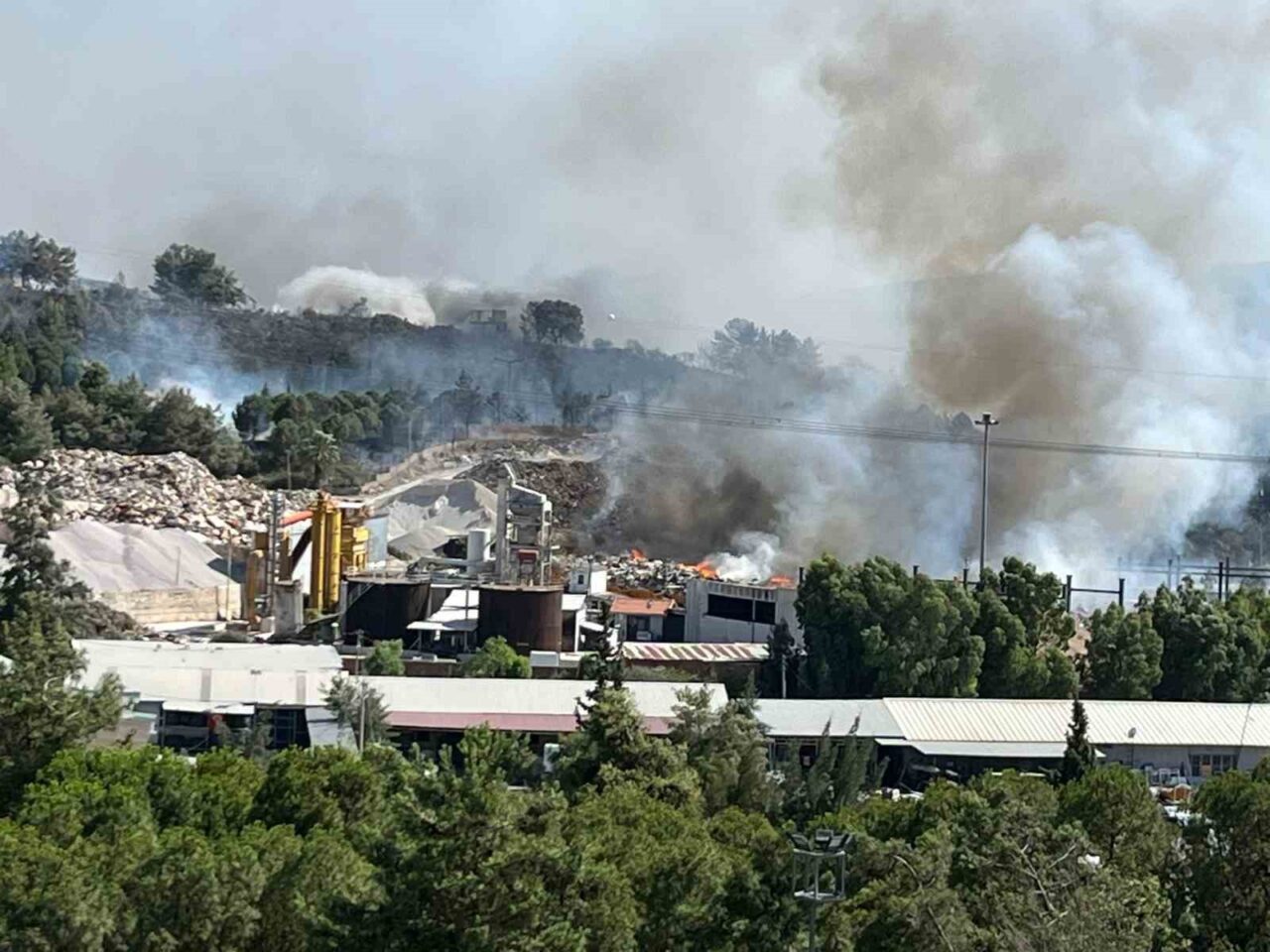 İzmir'in Buca Gediz semtindeki çöp depolama alanında çıkan yangın ormana