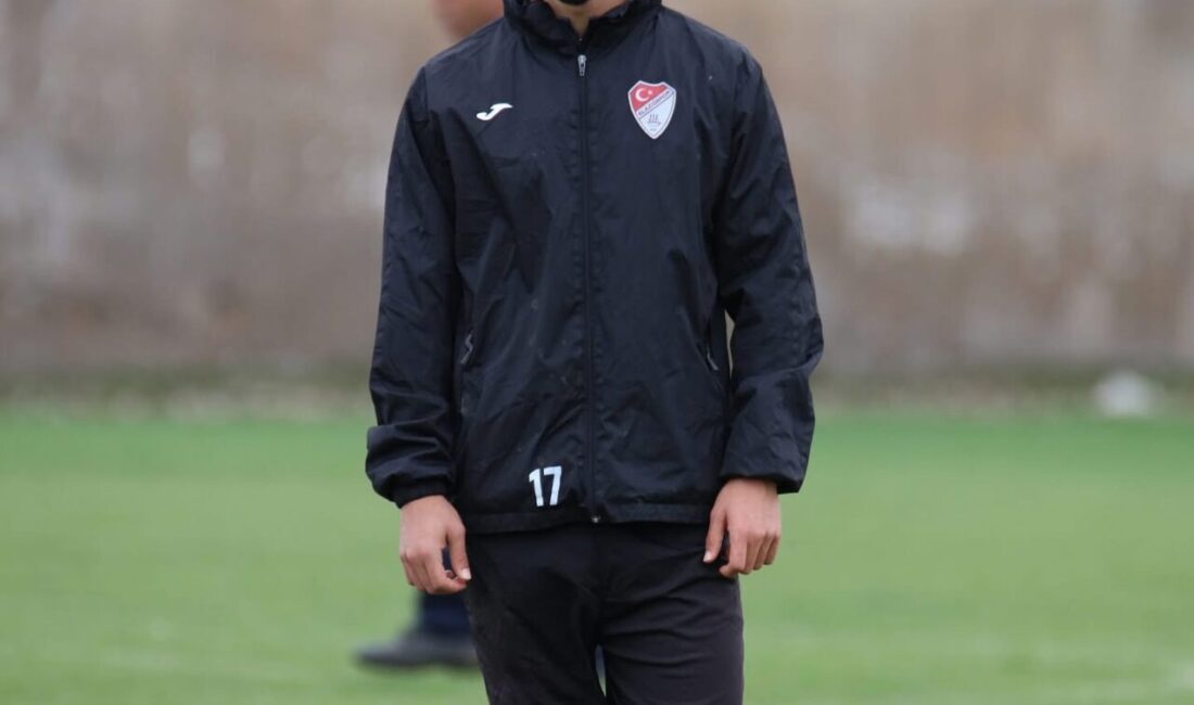 Elazığspor'dan ayrılan genç futbolcu Berşan Yavuzay, kulübe veda etti. Sosyal