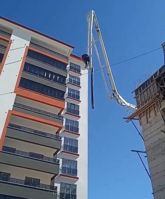Elazığ'da bir işçi, inşaatta beton pompa hortumunun üzerine çıkarak yaklaşık